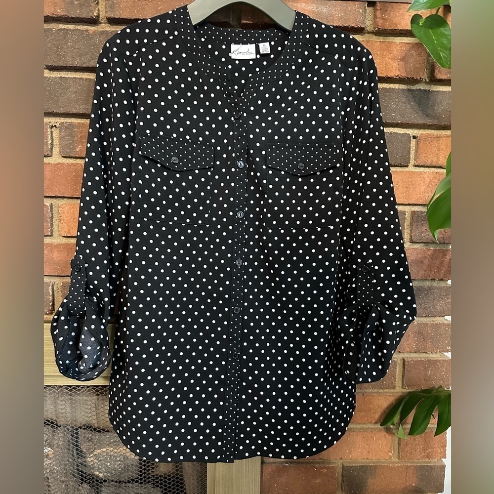 🛍️ Kim Roger  can be rolled up sleeve blouse with button up. Excellent con.
